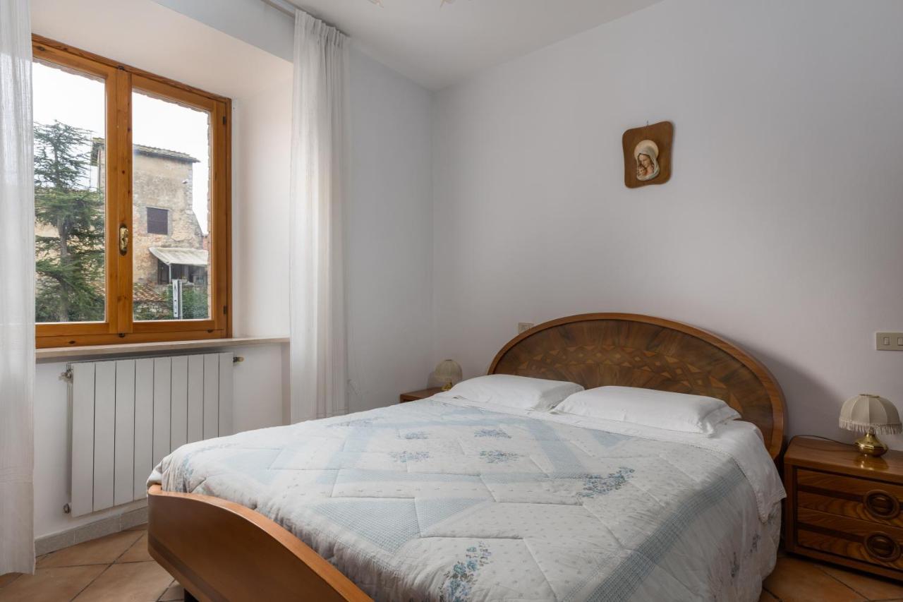 Enchanting Flat With Patio In Abbadia A Isola Monteriggioni Luaran gambar