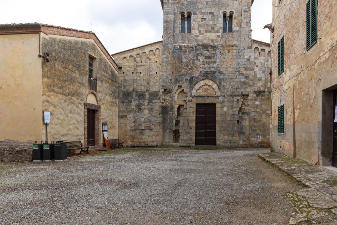 Enchanting Flat With Patio In Abbadia A Isola Monteriggioni Luaran gambar