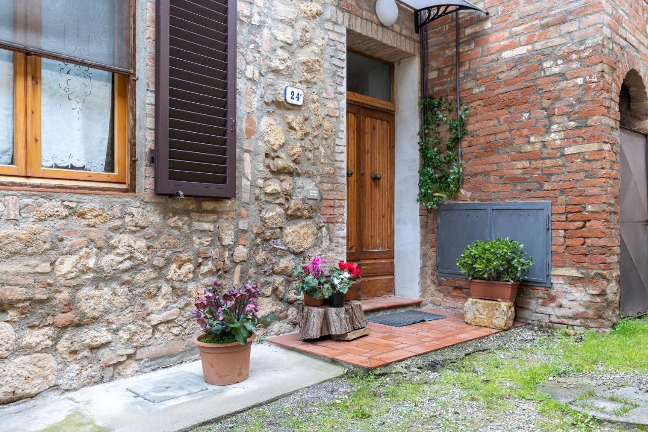 Enchanting Flat With Patio In Abbadia A Isola Monteriggioni Luaran gambar