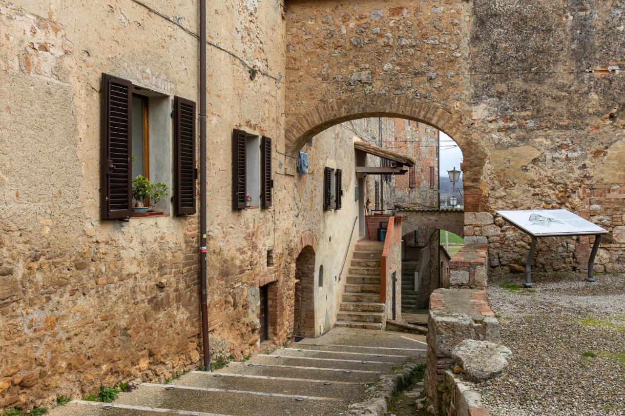 Enchanting Flat With Patio In Abbadia A Isola Monteriggioni Luaran gambar